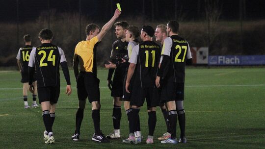 Eine Schlüsselszene im Derby: Nach dem 0:2 reklamierten Ahrbachs Spieler eine vermeintliche Abseitsstellung, doch Schiedsrichter