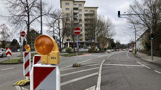 Von der Einmündung Mainzer Straße/Hohenzollernstraße aus kann man schon seit Monaten nicht in die Mainzer Straße einbiegen. Das