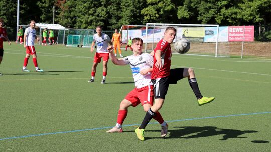 Szene aus dem ersten Vergleich der Saison: Lautzerts Tom Brand kämpft hier mit Burgschwalbachs Routinier Michael Bartels um den