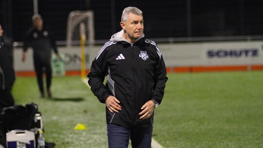 Engagiert an der Linie - so präsentierte sich Thomas Remark bei seinem Einstand als Trainer der SG Ahrbach. Kurz nach der Pause