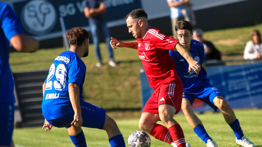 Hinter dem Einsatz von Laubachs Lukas Mey (in Rot) steht noch ein Fragezeichen, Andernachs Drilon Demiraj (links) ist dabei, spi