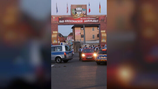 Ende eines Volksfests: Das fast menschenleere Festgelände Pfingstwiese wurde am Abend von der Polizei durchkämmt.