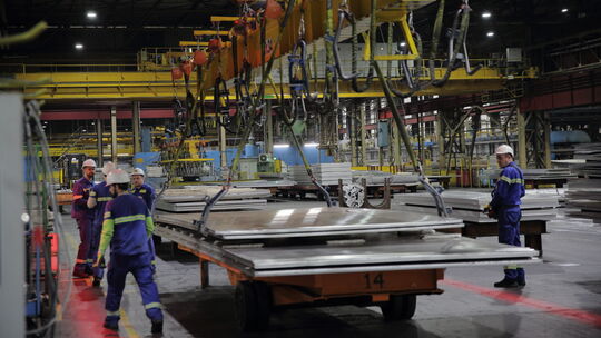 Arbeiten im Novelis-Werk in Koblenz: Der Standort des Aluminiumherstellers erhielt den Bronze-Status in der "Aero-Excellence-Ini