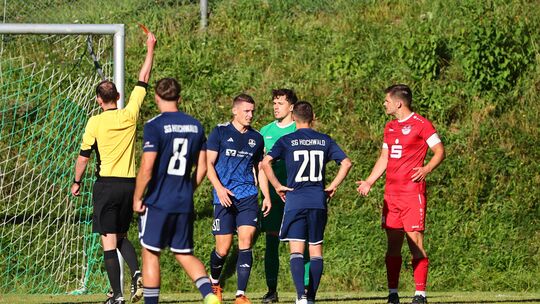 Das Hinspiel gegen Hochwald war ein kämpferisches mit vielen Geschichten: Auf dem Ausweichplatz in Arenberg sah Kilian Metzgerot
