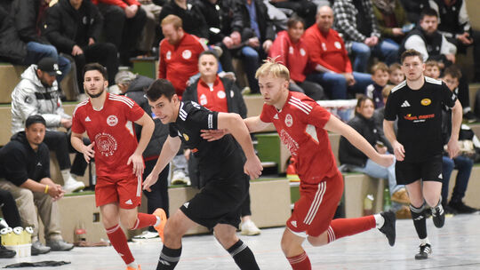 Im Finale des Futsal-Regionalturniers standen sich die SG Meisenheim und der FC Schmittweiler (rote Trikots) gegenüber. Nun geht