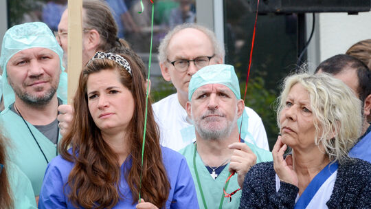 Hunderte Menschen demonstrierten bereits im Juni 2024 für den Erhalt des Heilig Geist Krankenhauses in Boppard. Hunderte Menschen demonstrierten bereits im Juni 2024 für den Erhalt des Heilig Geist Krankenhauses in Boppard.