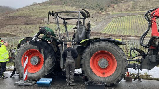 Auf der B49 bei Pommern ist der Traktor eines Lohnunternehmens total ausgebrannt.