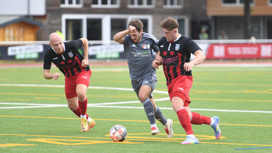 Am dritten Spieltag behielt Marc Henkes (Mitte, hier flankiert von Niklas Rhein und Jannik Lang) mit seiner SG Hundsangen die Ob