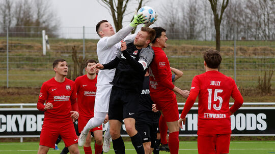 Der Kapitän wirft sich ins Getümmel: Lars Hermann (schwarzes Trikot) ist bei Standards eine Hüffelsheimer Größe, auch wenn er in