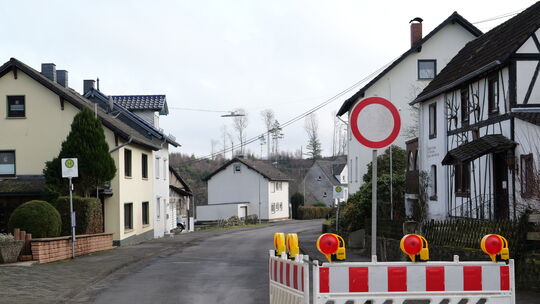 Kein Durchkommen auf der Hauptstraße/L257 in Frorath: Der Ausbau der 70 Jahre alten Straße wird wohl bis ins nächste Jahr dauern