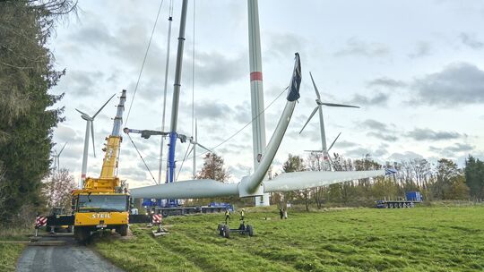 Arbeiten an einem Windaprk der EVM bei Nister-Möhrendorf: Der Energieversorger würde gerne auch im Gebiet "Drei Eichen" investie