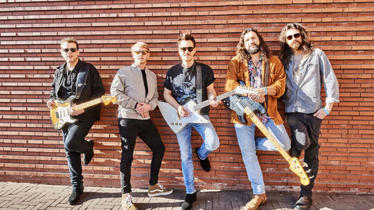 Der britische Gitarrist und Sänger Danny Bryant (links) hat mit seiner Band ein außergewöhnliches Album vorgelegt.