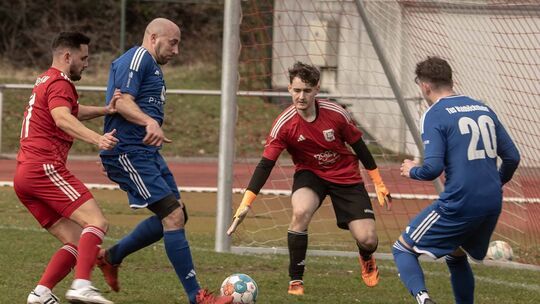 Der Waldböckelheimer Spielertrainer Simon Schmidt (Zweiter von links, beim Duell in Bad Sobernheim) freut sich über die Entwickl