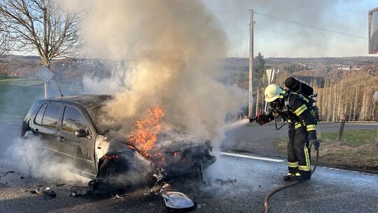 Bei einem Fahrzeugbrand im Etzbacher Ortsteil Heckenhof war die Feuerwehr schnell zur Stelle.