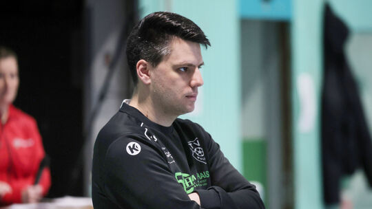 Für Lukas Hürter, Trainer des TV Welling, und sein Team wird es eng im Meisterschaftskampf.