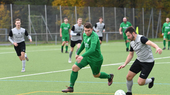 Alexander Kaltwasser (links, am Ball Karol Obrebski
von den Sportfreunden Bad Ems) ist am Samstagabend im Kreispokal mit seiner