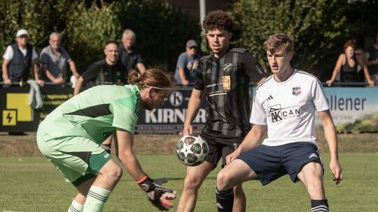 Im Hinspiel hielt der Merxheimer Keeper Daniel Hahn den Überraschungssieg seiner SGM fest. Nun wollen sich die Weinsheimer (schw Im Hinspiel hielt der Merxheimer Keeper Daniel Hahn den Überraschungssieg seiner SGM fest. Nun wollen sich die Weinsheimer (schw