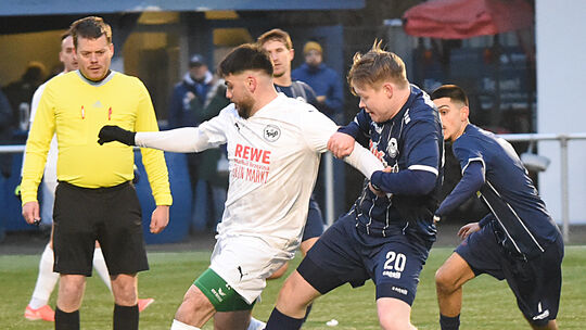 Zupacken ist angesagt: Paul Protzel (blaues Trikot) und der TuS Hackenheim wollen eine starke Rückrunde spielen.