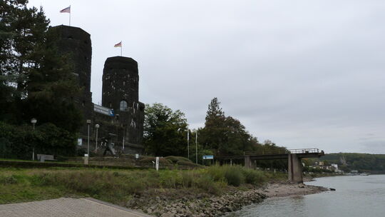 In unmittelbarer Nähe zu den historischen Türmen der Ludendorff-Brücke in Remagen soll ein Hotelkomplex mit Wohnanlage entstehen