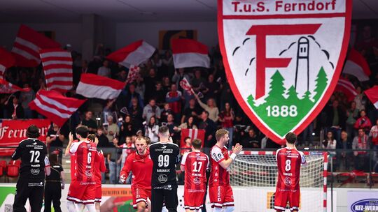 Fans und Spieler des TuS Ferndorf durften nach dem Heimspiel gegen Aufsteiger HC Oppenweiler-Backnang zwei weitere wichtige Punk