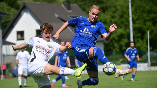 Merlin Erens (in Blau) ist wieder zurück im Kader der SG Westum/Löhndorf und soll mit seinen Mannschaftskameraden für den Klasse
