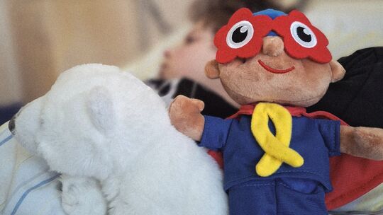 In der Kinderklinik hat das Mädchen ein Stofftier-Männchen, das Maskottchen der Station Peiper, als Mut-mach-Begleiter geschenkt