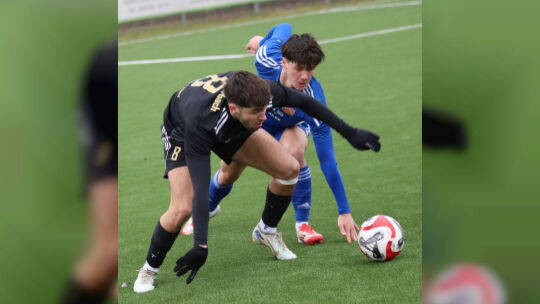 Widerstandsfähig: Emilio Becker (schwarzes Trikot) und der SV Winterbach wollen in der Rückrunde die nötigen Punkte für den Klas