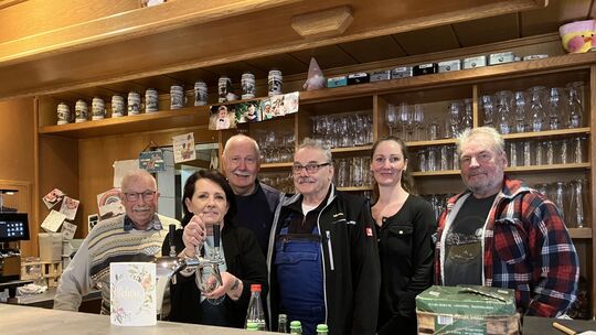 Diana Kebschull (vorne), neue Wirtin der Tierpark-Gaststätte in Birkenfeld ist umringt von ihren Unterstützern aus Tierpark-Vere