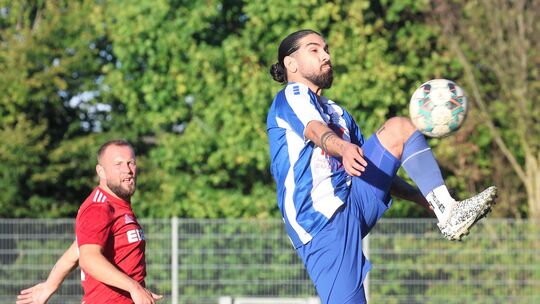 Das Hinrundenspiel gewann der FV Rübenach mit Kevin Schenk (rotes Trikot) noch mit 2:1 gegen die EGC Wirges und Berkan Yavuz. Di