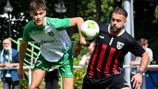 Marius Hüsch (links) und die SG 06 Betzdorf setzten sich im im Hinspiel Rilind Rama (rechts) und den FC Kosova Montabaur mit 4:1