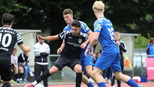 Der TuS Mayen (hier Walid Hanioui am Ball) tritt als Favorit gegen die Metternicher (Roman Wiese im Zweikampf und rechts Elias T