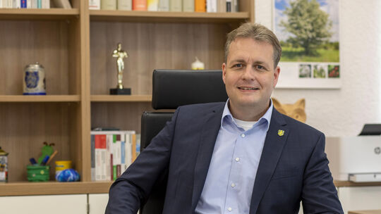 Der Bürgermeister der Verbandsgemeinde Rennerod bedauert den Weggang der Thomas GmbH.