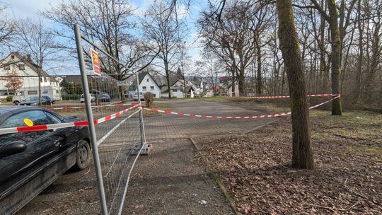 Noch immer steht das Auto auf dem Parkplatz in Betzdorf, umrahmt von Zäunen.