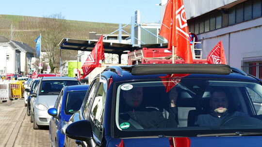 Mitarbeiter des ZF-Werks in Ahrweiler sind am Mittwoch zum Autokorso nach Niederzissen aufgebrochen, um ihren Willen zum Umzug i