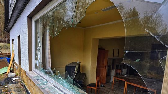 Eingeschlagenes Panoramafenster: Glasscherben bedecken die Terrasse am Parkhotel – daneben liegt ein versprühter Feuerlöscher. S