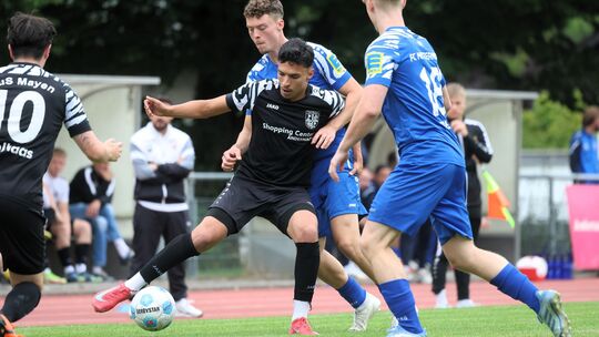 Der TuS Mayen (hier Walid Hanioui am Ball) tritt als Favorit gegen die Metternicher (Roman Wiese im Zweikampf und rechts Elias T