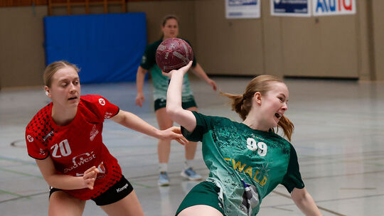 Flugshow: Feline Teuscher (grünes Trikot) überzeugte gegen die HSG Marpingen mit fünf Treffern und möchte diese Leistung am Sams