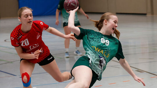 Flugshow: Feline Teuscher (am Ball) überzeugte gegen die HSG Marpingen mit fünf Treffern und möchte diese Leistung am Samstag wi