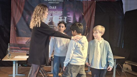 Musicaldarstellerin Ann Sophie gibt den Kindern während der Probe nützliche Tipps.