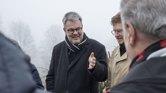 Bei der Bauauftaktbesprechung vor Ort, hob Bürgermeister Markus Hof den Stellenwert des neuen Bildungs- und Gemeinschaftzentrums