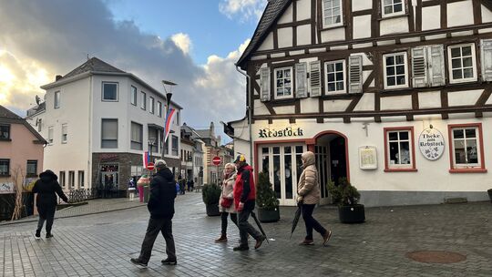 Die Theke am Rebstock (rechts) und der südliche Teil der Bahnhofstraße lagen nicht an der Strecke des Karnevalszugs.