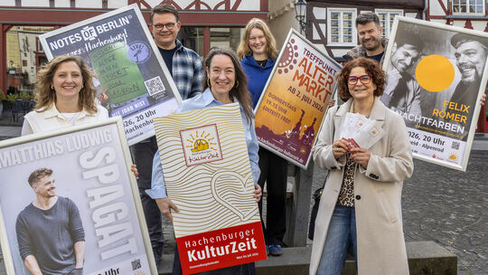 Sie stellten den neuen Veranstaltungskalender vor: (vordere Reihe von links) Kulturzeit-Mitarbeiterin Carolin Buchner, Kulturref