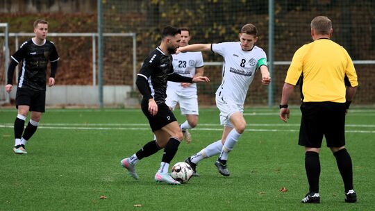 Im letzten Spiel vor der Winterpause lieferten sich der SSV Heimbach-Weis (mit der Nummer acht Kapitän Fabian Gruber) und der FV