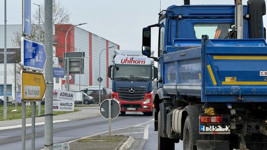 Über die August-Horch-Straße in Polch fahren viele Lkw, weil sie vom großen Industriegebiet auf dem kurzen Weg zur Autobahn führ