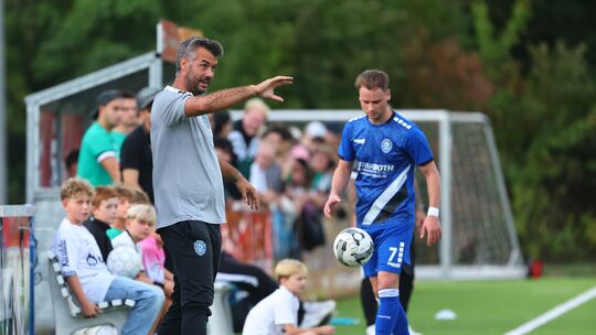 Stefan Fink und sein HSV Neuwied starten mit einem Gastspiel beim FC Urbar ins Fußballjahr 2026.