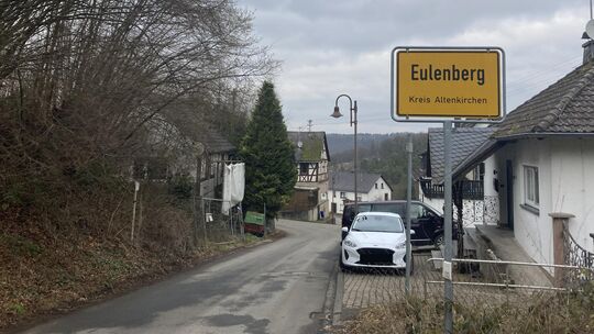 Noch steht das Ortschild in Eulenberg. Ab dem kommenden Jahr soll die 52-Seelen-Gemeinde zu einem Ortsteil von Peterslahr werden