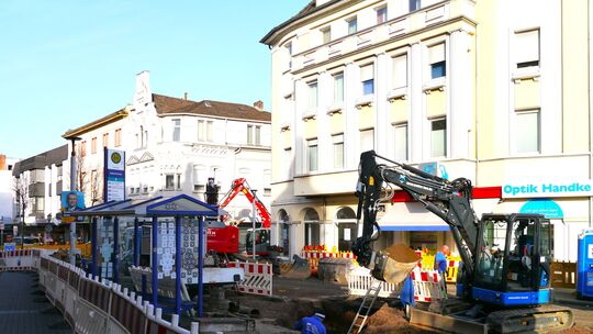 Bagger haben in den vergangenen Tagen die Straße im Bereich der Buhaltestelle "Bahnhofstraße" aufgerissen, um die Voraussetzunge
