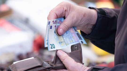 Die Löhne steigen: Beschäftigte haben mehr Geld zum Ausgeben