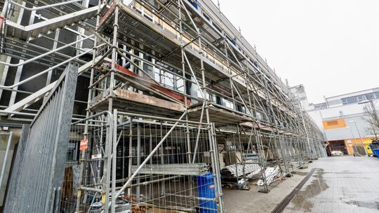 Die Fassadensanierung in Richtung Schulhof des Koblenzer Max-von-Laue-Gymnasiums dauert weiter an, ist aber mittlerweile weit fo