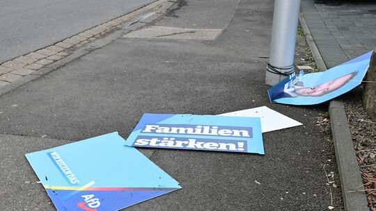 In der Schützenstraße in Bad Neuenahr-Ahrweiler wurden vor Kurzem AfD-Wahlplakate beschädigt und von einer Laterne gerissen.